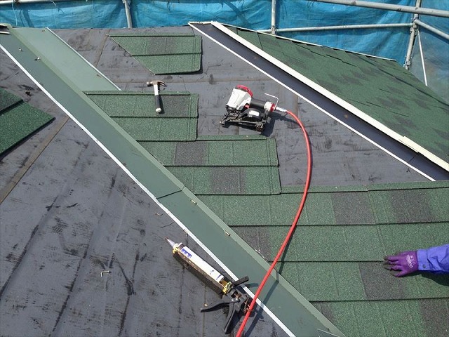 雨水を受けるための棟板金を設置